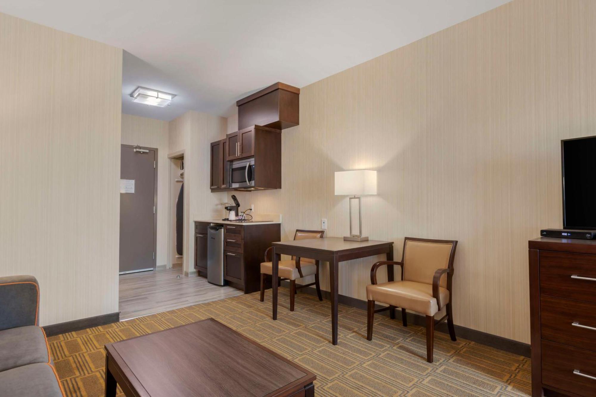 Best Western Plus Chateau Fort St. John Экстерьер фото