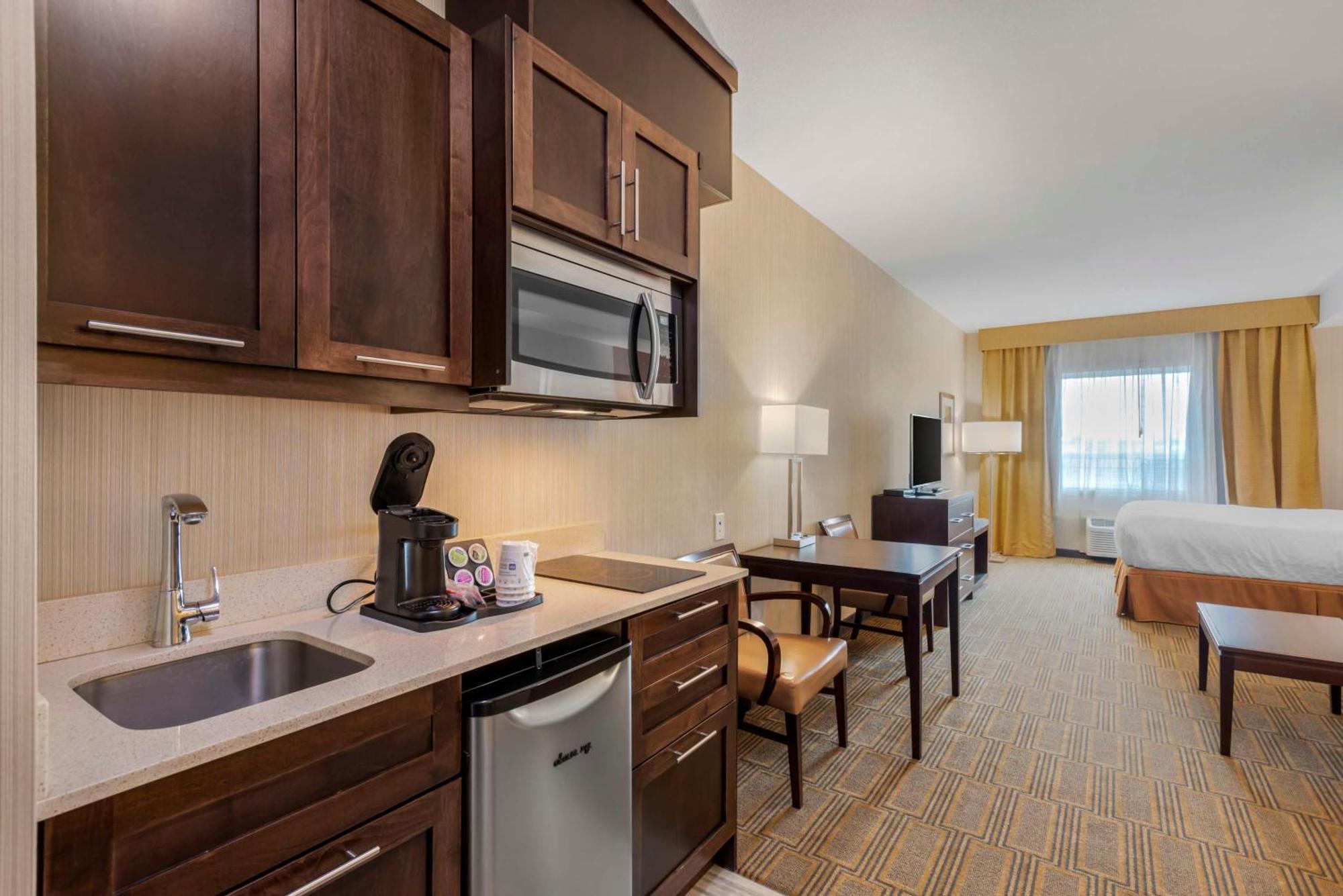 Best Western Plus Chateau Fort St. John Экстерьер фото