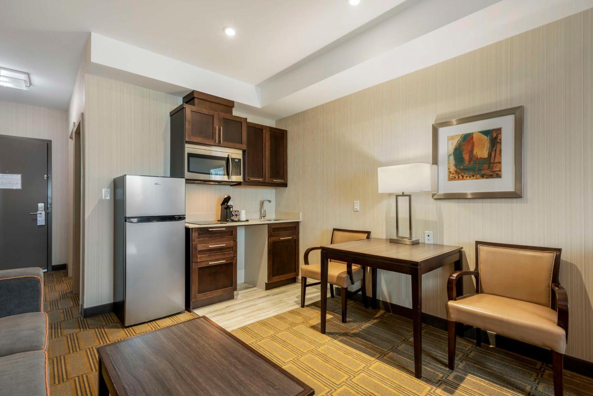 Best Western Plus Chateau Fort St. John Экстерьер фото